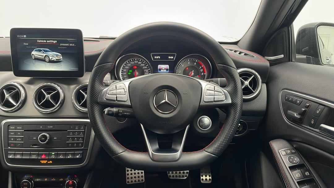 2016 Mercedes-benz GLA 250 4matic, Automatic, 96103 km, Steering Wheel Close-up