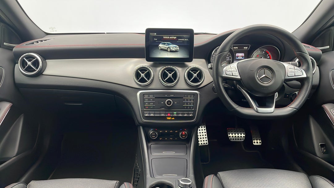 2016 Mercedes-benz GLA 250 4matic, Automatic, 96103 km, Dashboard View