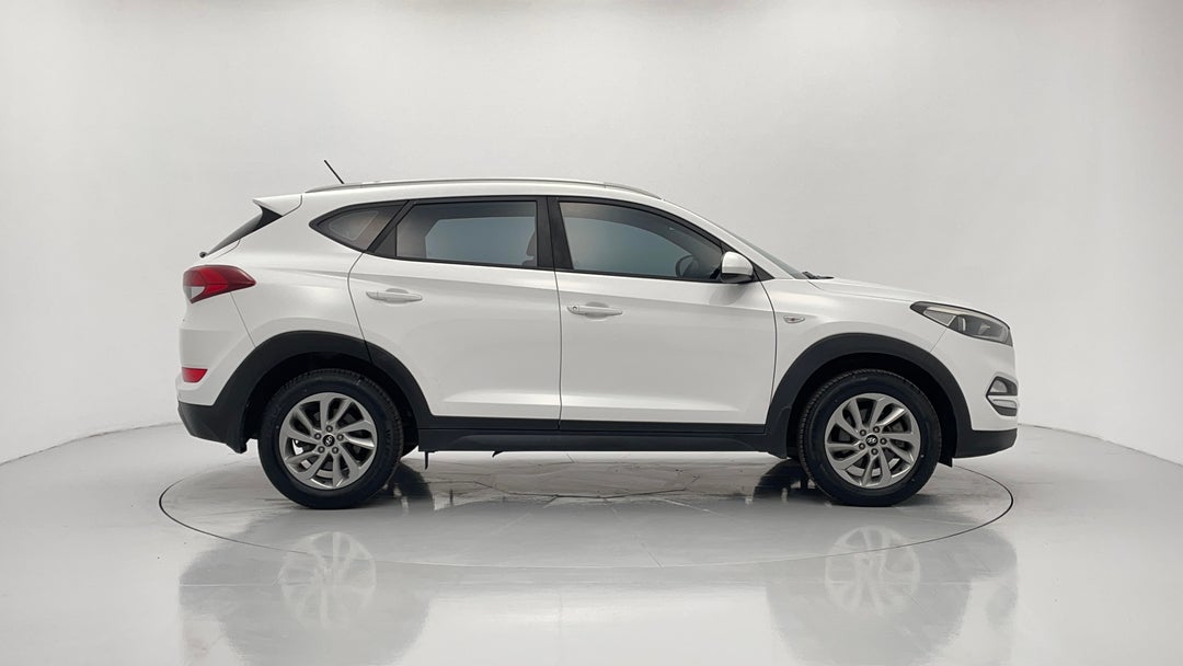 2017 Hyundai Tucson Active (fwd), Automatic, 165836 km, Right Side View