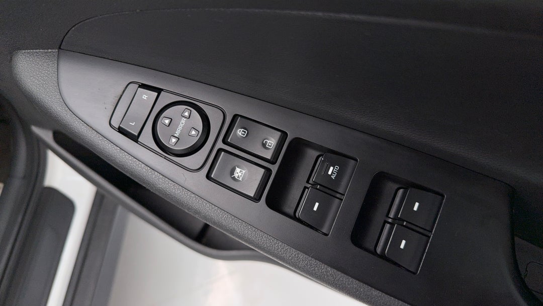 2017 Hyundai Tucson Active (fwd), Automatic, 165836 km, Drivers Side Door Panel Controls