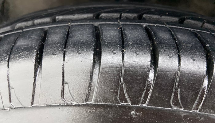 2015 Hyundai Eon MAGNA PLUS, Petrol, Manual, 39,298 km, Left Front Tyre Tread
