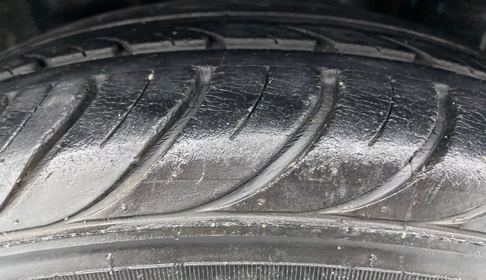 2015 Hyundai Eon MAGNA PLUS, Petrol, Manual, 39,298 km, Left Rear Tyre Tread