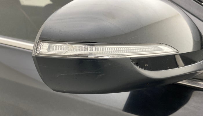 2018 Hyundai Verna 1.6 CRDI SX + AT, Diesel, Automatic, 69,410 km, Right rear-view mirror - Indicator light has minor damage