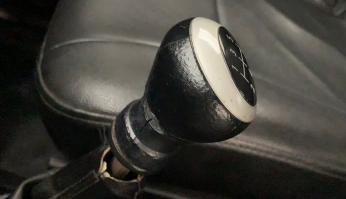 2017 Maruti Wagon R 1.0 VXI ABS, Petrol, Manual, 68,450 km, Gear lever - Knob has minor damage
