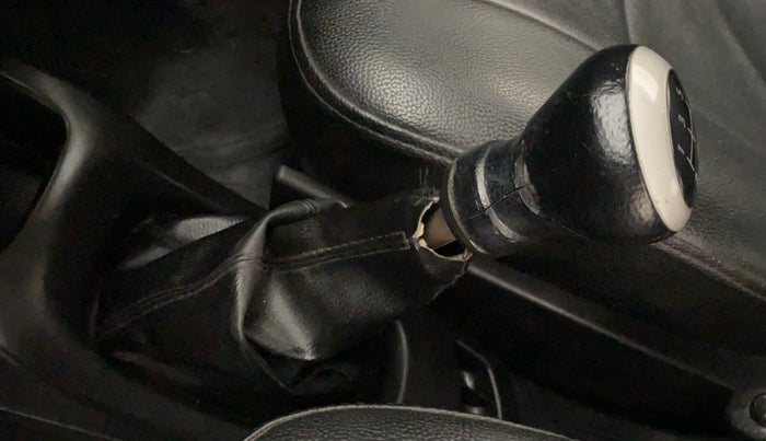 2017 Maruti Wagon R 1.0 VXI ABS, Petrol, Manual, 68,450 km, Gear lever - Boot Cover minor damage