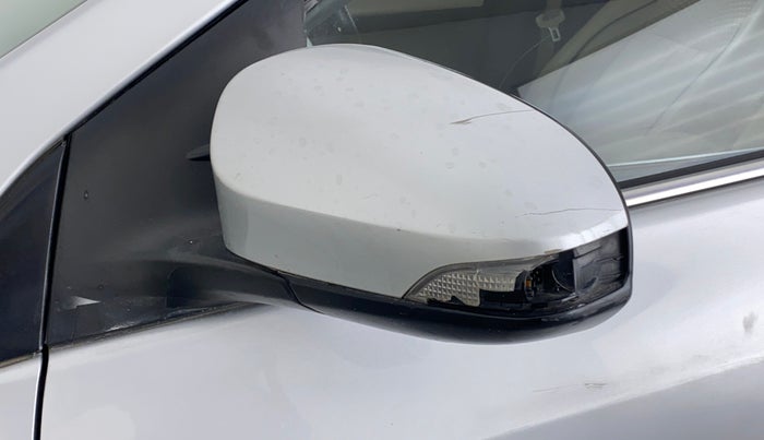 2016 Toyota Corolla Altis G AT, Petrol, Automatic, 88,365 km, Left rear-view mirror - Indicator light has minor damage