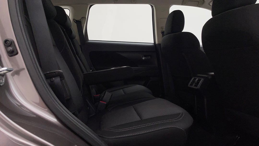 2019 Mitsubishi Outlander Es 7 Seat (awd), Automatic, 62236 km, Right Side Rear Door Cabin View