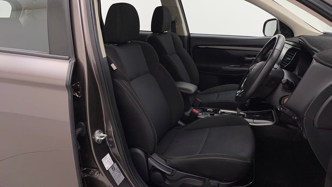 2019 Mitsubishi Outlander Es 7 Seat (awd), Automatic, 62236 km, Right Side Front Door Cabin View