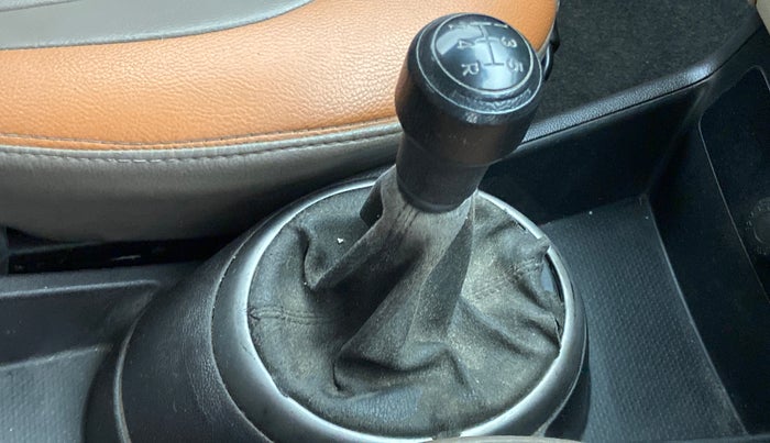 2013 Hyundai i20 MAGNA 1.2, Petrol, Manual, 72,875 km, Driver seat - Cover slightly torn