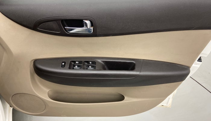2013 Hyundai i20 MAGNA 1.2, Petrol, Manual, 72,933 km, Driver Side Door Panels Control