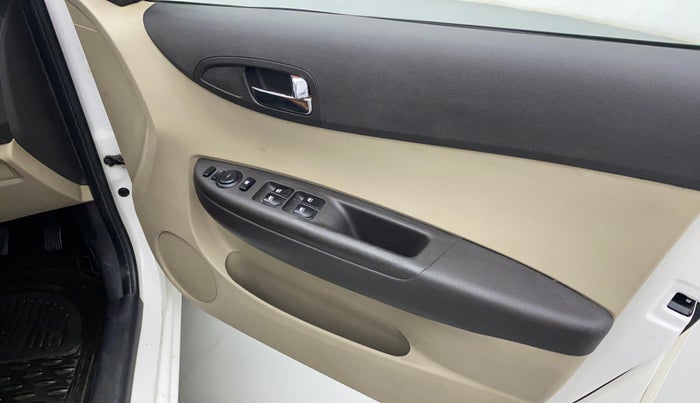 2013 Hyundai i20 MAGNA O 1.2, Petrol, Manual, 83,593 km, Right front window switch / handle - Minor damage