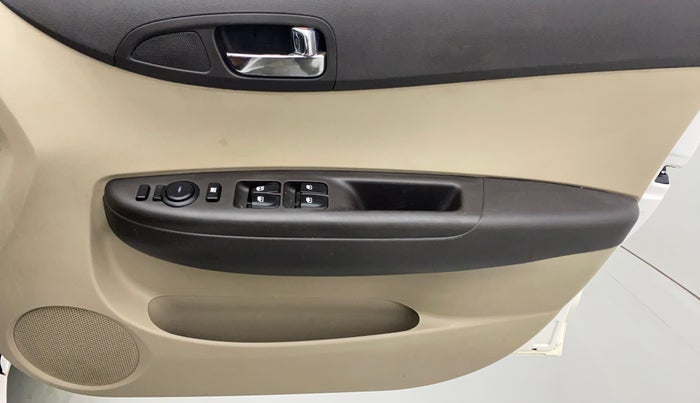 2013 Hyundai i20 MAGNA O 1.2, Petrol, Manual, 83,593 km, Driver Side Door Panels Control