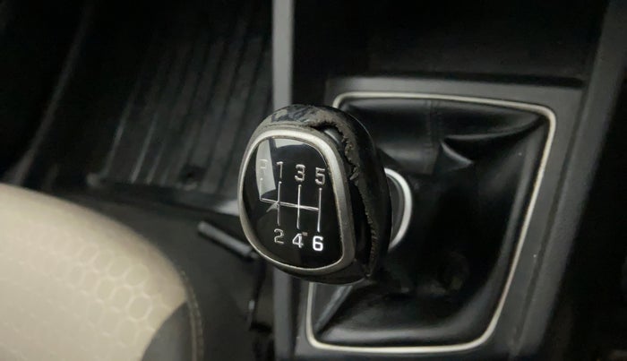 2016 Hyundai Elite i20 ASTA 1.4 CRDI, Diesel, Manual, 76,516 km, Gear lever - Knob cover torn