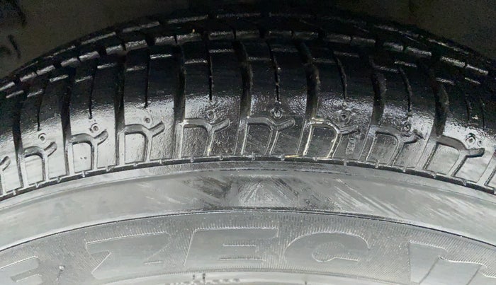 2014 Hyundai i10 SPORTZ 1.1 IRDE2, Petrol, Manual, 43,739 km, Left Front Tyre Tread