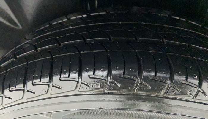 2014 Volkswagen Vento HIGHLINE DIESEL, Diesel, Manual, 41,469 km, Left Rear Tyre Tread