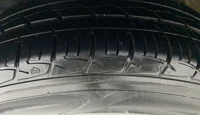 2014 Volkswagen Vento HIGHLINE DIESEL, Diesel, Manual, 41,469 km, Left Front Tyre Tread