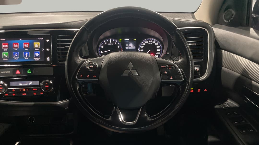 2018 Mitsubishi Outlander Ls 7 Seat (AWD), Automatic, 115217 km, Steering Wheel Close-up