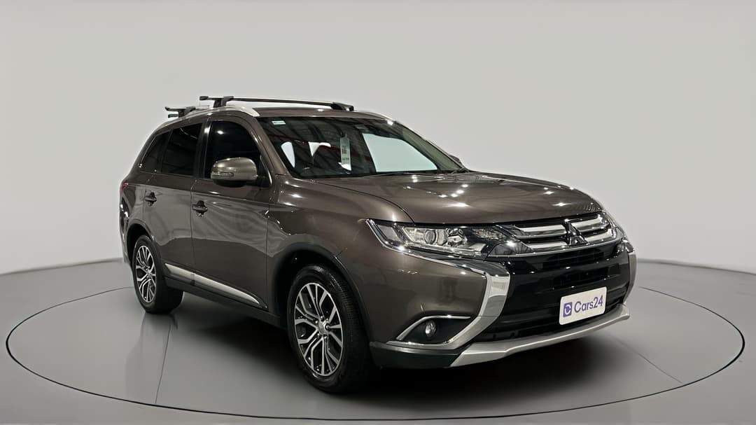 2018 Mitsubishi Outlander Ls 7 Seat (AWD), Automatic, 115217 km, Right Front Diagonal (45- Degree) View