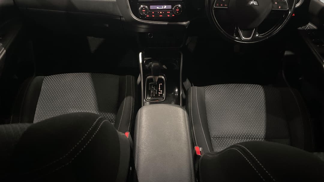2018 Mitsubishi Outlander Ls 7 Seat (AWD), Automatic, 115217 km, Center Console
