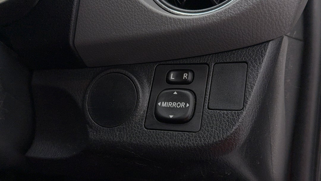 2015 Toyota Yaris Ascent, Manual, 102876 km, Utility Switches/Buttons