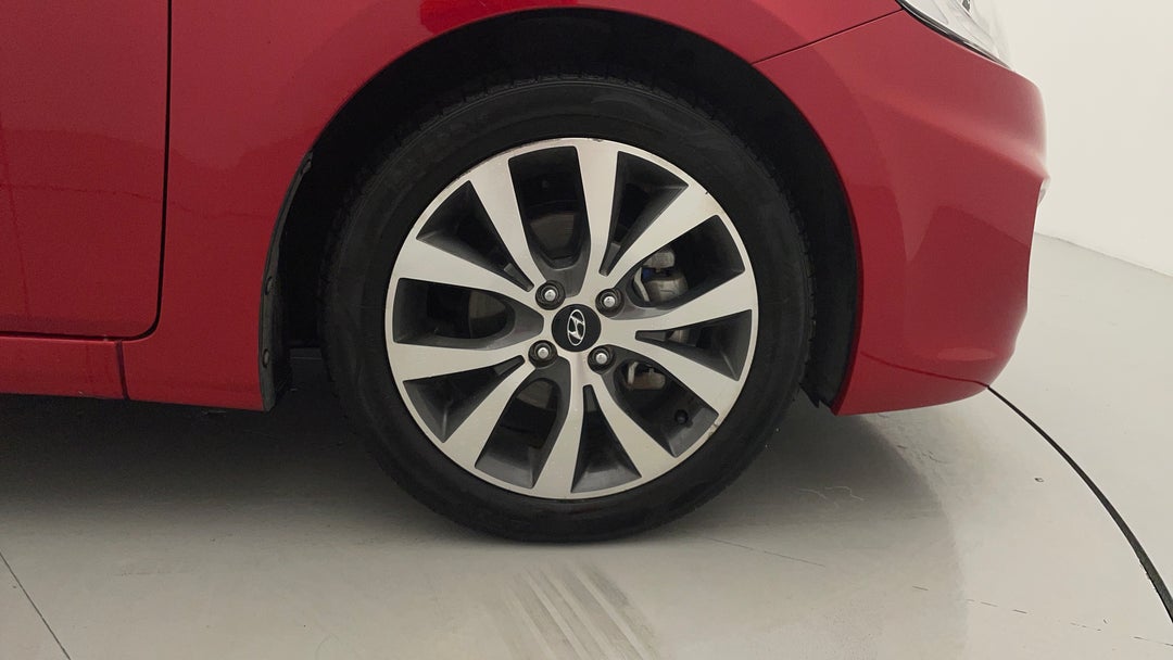 2015 Hyundai Accent Sr, Automatic, 144335 km, Right Front Wheel