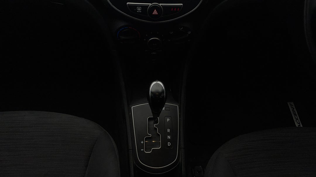 2015 Hyundai Accent Sr, Automatic, 144335 km, Gear Lever 