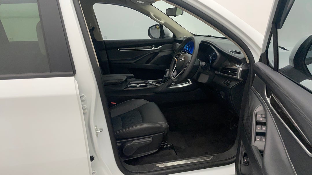 2023 LDV D90 (2WD), Automatic, 28472 km, Right Side Front Door Cabin View