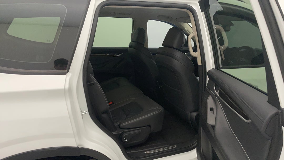 2023 LDV D90 (2WD), Automatic, 28472 km, Right Side Rear Door Cabin View