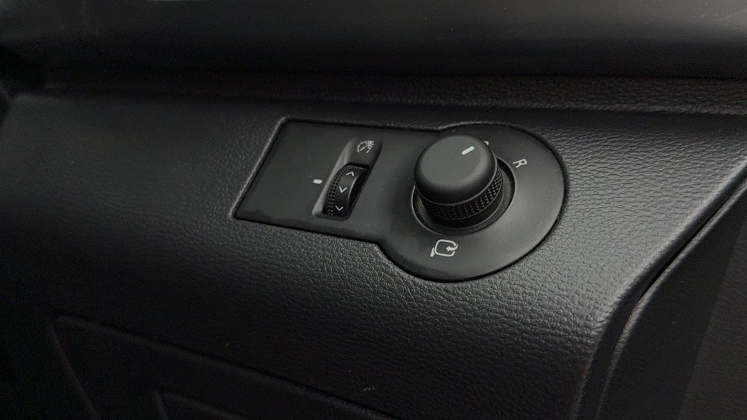 2020 LDV D90 Executive (4WD) D20, Automatic, 114273 km, Utility Switches/Buttons