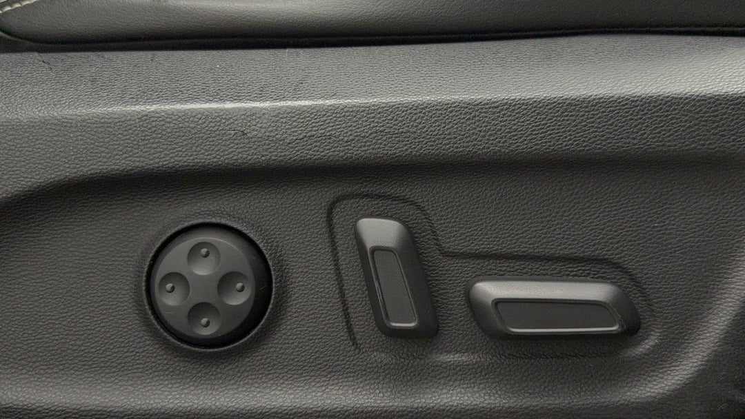 2020 LDV D90 Executive (4WD) D20, Automatic, 114273 km, Drivers Side Adjustment Panel