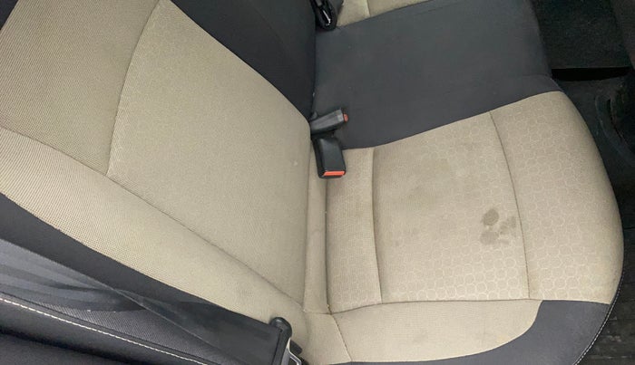 2015 Hyundai Elite i20 MAGNA 1.4 CRDI, Diesel, Manual, 1,23,537 km, Second-row right seat - Cover slightly stained