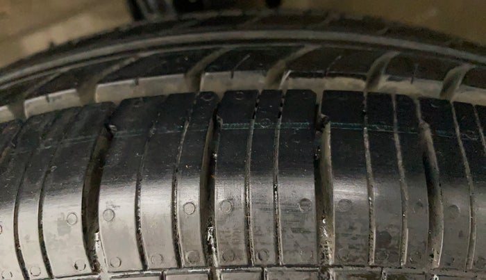 2014 Maruti Swift Dzire VXI, Petrol, Manual, 78,256 km, Left Front Tyre Tread