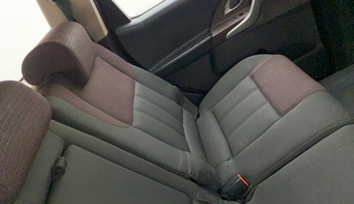 2014 Mahindra XUV500 W6, Diesel, Manual, 94,165 km, Second-row left seat - Cover slightly stained
