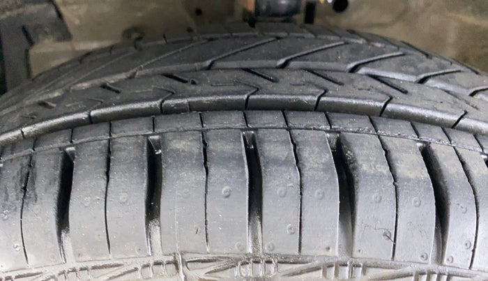 2013 Maruti Swift VXI D, Petrol, Manual, 56,705 km, Left Front Tyre Tread