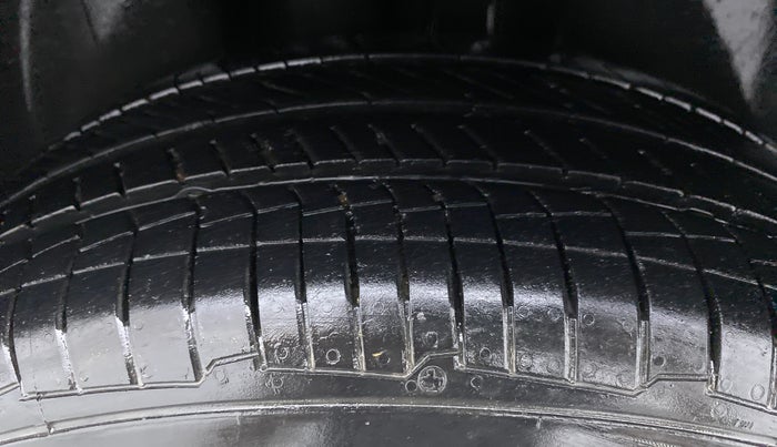 2015 Volkswagen Vento HIGHLINE PETROL, Petrol, Manual, 70,950 km, Right Rear Tyre Tread