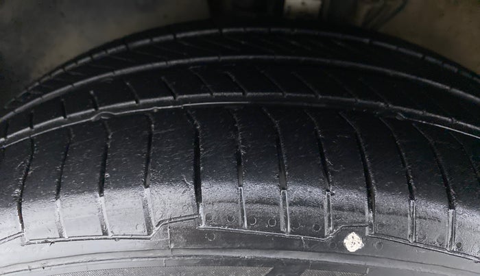 2015 Volkswagen Vento HIGHLINE PETROL, Petrol, Manual, 70,950 km, Left Front Tyre Tread