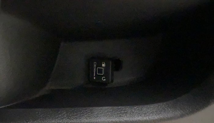 2018 Datsun Redi Go T (O), CNG, Manual, 39,594 km, Dashboard - CNG switch has minor damage