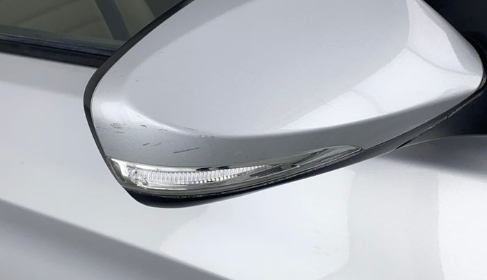 2017 Hyundai Verna 1.6 SX VTVT AT, Petrol, Automatic, 61,747 km, Right rear-view mirror - Indicator light has minor damage