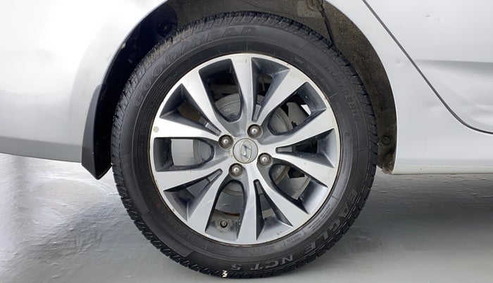 2017 Hyundai Verna 1.6 SX VTVT AT, Petrol, Automatic, 61,747 km, Right Rear Wheel