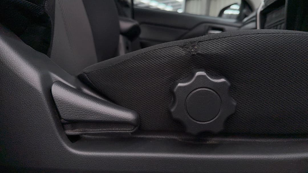 2022 Mitsubishi Triton Glx-r (4x4), Automatic, 37568 km, Drivers Side Adjustment Panel