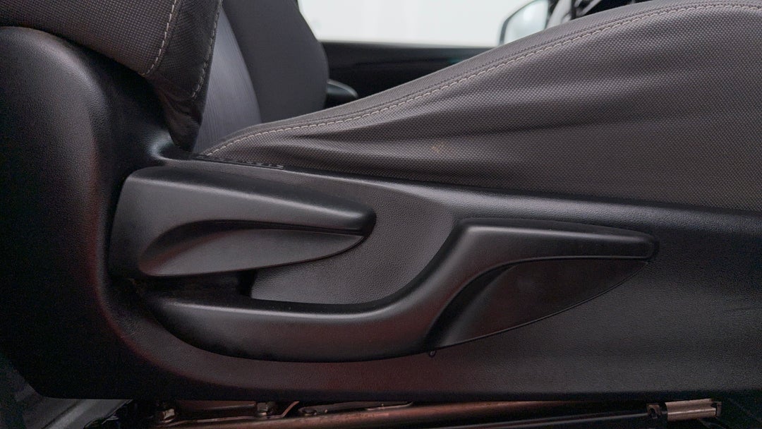 2022 Toyota Fortuner Gx, Automatic, 98033 km, Drivers Side Adjustment Panel