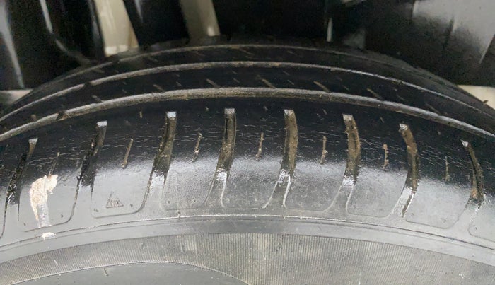 2019 Maruti Swift LXI D, Petrol, Manual, 38,321 km, Right Rear Tyre Tread