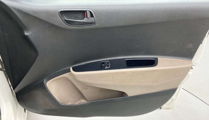 2014 Hyundai Xcent BASE 1.2, Petrol, Manual, 1,03,061 km, Driver Side Door Panels Control