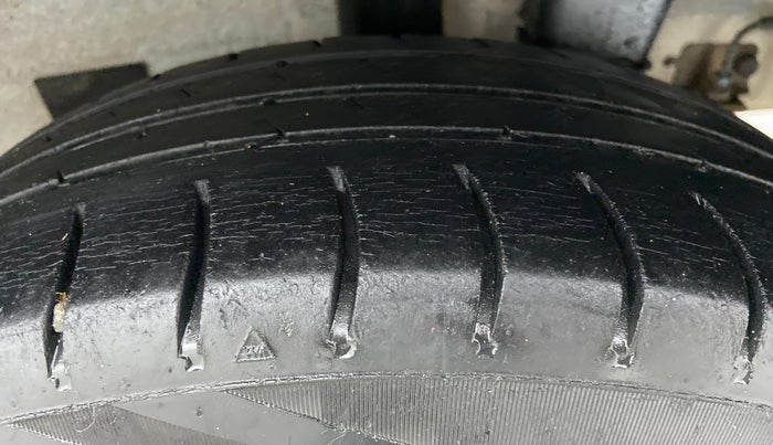 2014 Hyundai Xcent BASE 1.2, Petrol, Manual, 1,03,061 km, Left Rear Tyre Tread