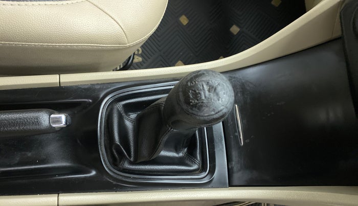 2016 Maruti Ciaz VXI, Petrol, Manual, 54,991 km, Gear lever - Knob cover torn