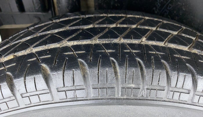 2015 Maruti Swift LDI O, Diesel, Manual, 44,366 km, Right Rear Tyre Tread