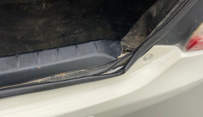 2014 Toyota Etios G SP, Petrol, Manual, 78,652 km, Dicky (Boot door) - Weather strip has minor damage