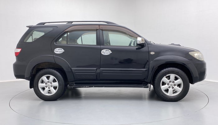 2009 Toyota Fortuner 3.0 MT 4X4, Diesel, Manual, 2,17,011 km, Right Side