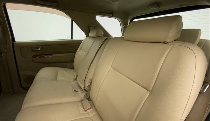 2009 Toyota Fortuner 3.0 MT 4X4, Diesel, Manual, 2,17,011 km, Right Side Rear Door Cabin