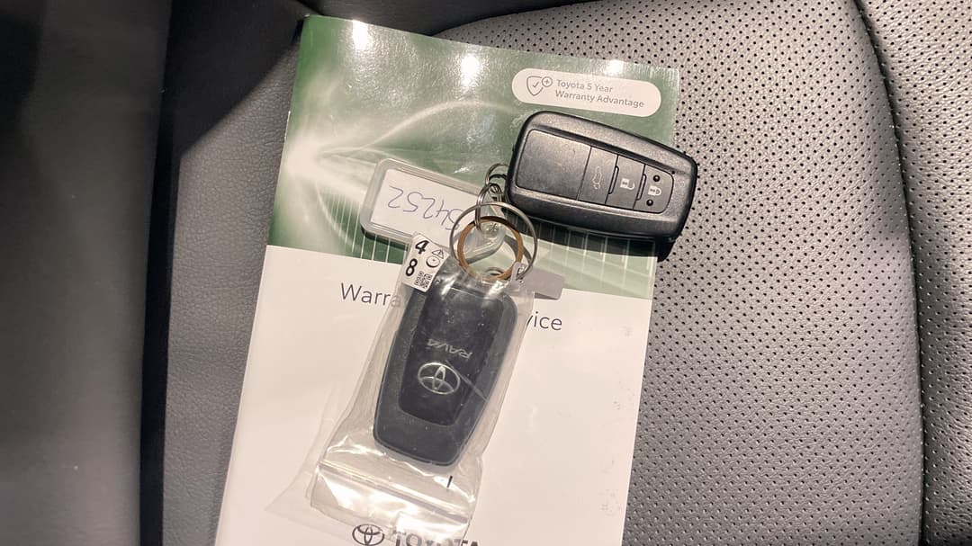 2024 Toyota RAV4 Cruiser (AWD) Hybrid, Automatic, 37498 km, Key Close-up